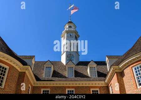 Bâtiment du Capitole - RÉPLIQUE du drapeau de Grand Union, le premier drapeau national des États-Unis, volant au sommet du clocher du bâtiment du Capitole à Williamsburg, en Virginie, aux États-Unis. Banque D'Images