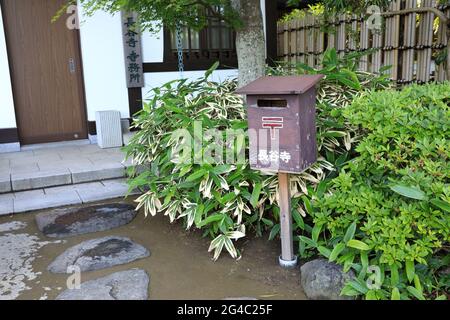 Boîte postale japonaise en bois d'époque sur le chemin à Kamakura Banque D'Images