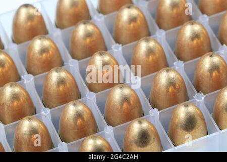 paquet de 9mm parabellum FMJ (gaine entièrement métallique) isoler sur fond blanc Banque D'Images