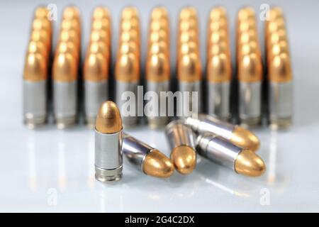 paquet de 9mm parabellum FMJ (gaine entièrement métallique) isoler sur fond blanc Banque D'Images