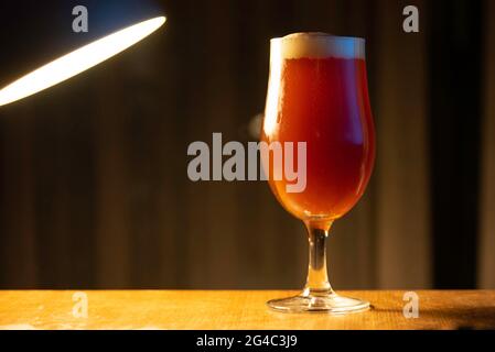 Un verre de bière artisanale délicieuse servi sur un authentique verre de bière, à utiliser comme fond Banque D'Images