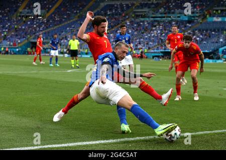 ROME, ITALIE - JUIN 20: Federico Bernardeschi d'Italie concurrence pour le bal avec Joe Allen du pays de Galles, pendant le championnat de l'UEFA Euro 2020 Group UN match entre l'Italie et le pays de Galles au Stadio Olimpico le 20 juin 2021 à Rome, Italie. (Photo par MB Media/BPA) Banque D'Images