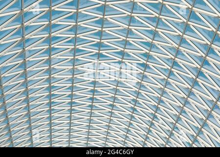 Toit en verre de bâtiment moderne, pièces triangulaires, formes géométriques. Banque D'Images