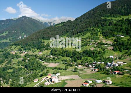 Village et maisons dans les montagnes de Kackar, Trabzon, Turquie Banque D'Images