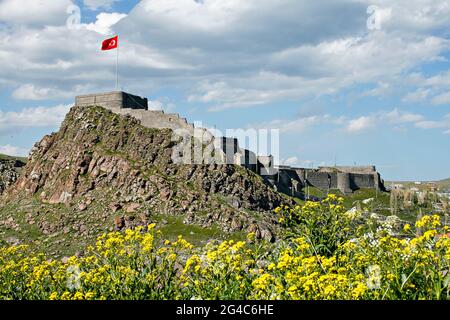 Vue sur le château de Kars, à Kars, Turquie. Kars est une province dans le nord-est de la Turquie, près de la frontière arménienne. Banque D'Images