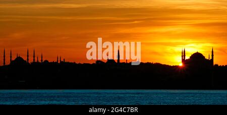 Horizon d'Istanbul en silhouette au coucher du soleil avec Mosquée bleue et Sainte-Sophie, Istanbul, Turquie Banque D'Images