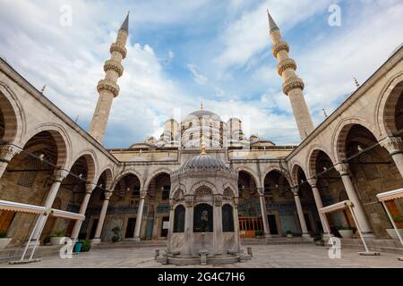 Cour de la Nouvelle Mosquée connue aussi sous le nom de Yeni Cami à Istanbul, Turquie Banque D'Images