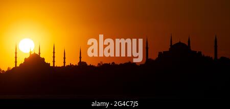 Horizon d'Istanbul en silhouette au coucher du soleil avec Mosquée bleue et Sainte-Sophie, Istanbul, Turquie Banque D'Images