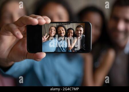 Gros plan quatre différents amis de course mixte faisant des photos de selfie. Banque D'Images