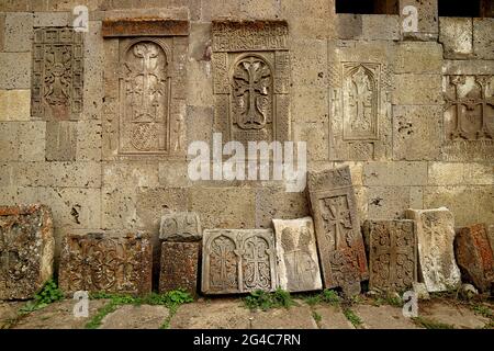 Il y a plein de Khachkars anciens bien conservés ou de pierres croisées arméniennes au complexe du monastère de Tatev, province de Syunik, Arménie Banque D'Images