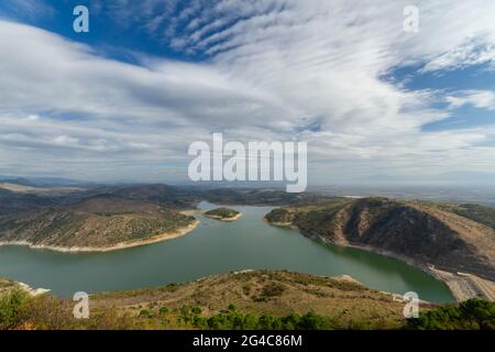 Vue sur le lac du barrage de Kestel sur la rivière Kestel près des ruines romaines de Pergamon en Turquie Banque D'Images
