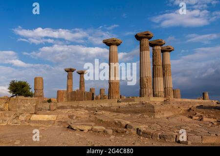 Ruines du temple d'Athéna à la ville antique d'Assos, de Behramkale, Canakkale, Turquie Banque D'Images