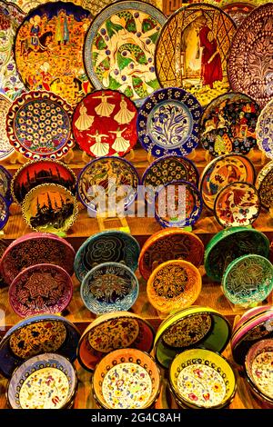 Plaques en céramique aux motifs traditionnels dans le Grand Bazar, Istanbul, Turquie Banque D'Images