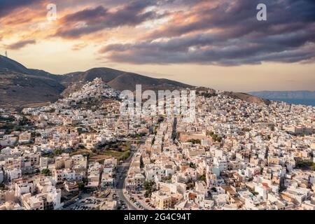 Ermoupolis et Ano Syros ville paysage urbain au coucher du soleil, île de Siros, Grèce, vue aérienne de drone. Ciel nuageux et coloré. Banque D'Images