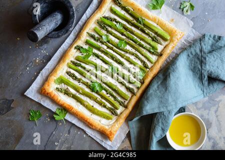 Tarte à la pâte feuilletée aux asperges végétariennes et au fromage à la crème Banque D'Images