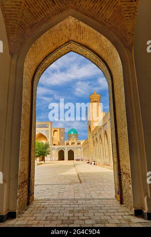POI mosquée Kalon et Minaret à travers l'arcade à Boukhara, Ouzbékistan Banque D'Images