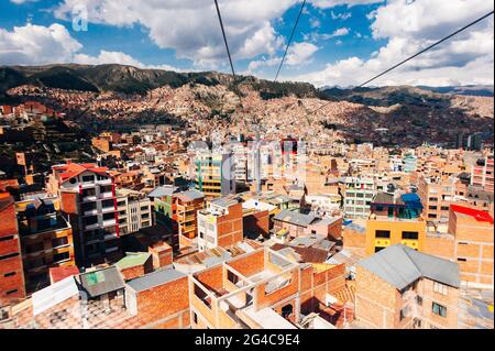 Téléphérique ou funiculaire sur les bâtiments de la capitale bolivienne, la Paz Banque D'Images