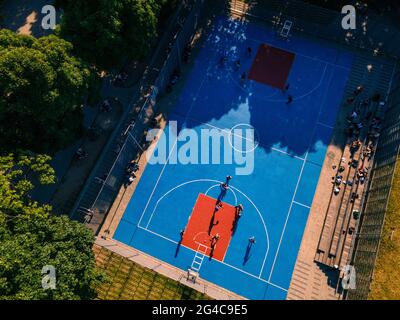 vue de dessus du terrain de basket-ball de rue jouant à un match à l'extérieur Banque D'Images