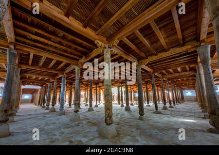 Intérieur de la mosquée Juma et ses colonnes en bois, à Khiva, en Ouzbékistan. Banque D'Images