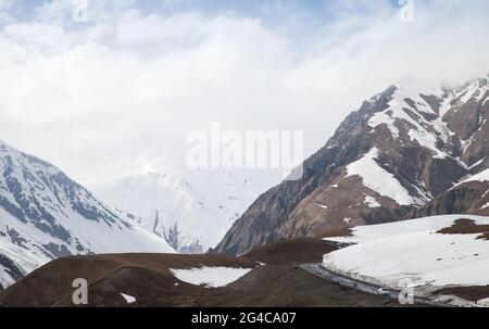 Paysage des montagnes du Caucase avec des sommets enneigés en journée. Gudauri, Géorgie Banque D'Images