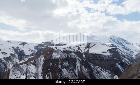 Paysage de montagne avec des sommets enneigés du Caucase. Gudauri, Géorgie Banque D'Images