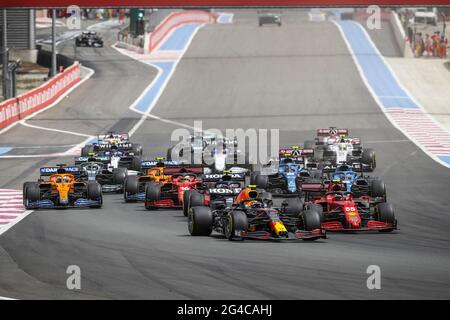 Le Castellet, France. 20 juin 2021. Départ, # 11 Sergio Perez (MEX, Red Bull Racing), # 55 Carlos Sainz (ESP, Scuderia Ferrari Mission Winnow), Grand Prix de France de F1 au circuit Paul Ricard le 20 juin 2021 au Castellet, France. (Photo de HOCH ZWEI) crédit: dpa/Alay Live News Banque D'Images