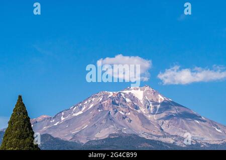 Mt. Shasta California le jour ensoleillé de l'automne et le ciel bleu Banque D'Images