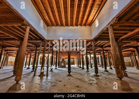 Intérieur de la mosquée Juma et ses colonnes en bois, à Khiva, en Ouzbékistan. Banque D'Images