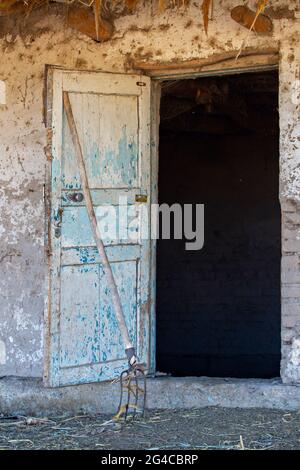 Vieille porte et fourche de foin dans le village, Ouzbékistan Banque D'Images