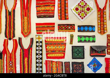 Atelier avec des textiles traditionnels colorés à Khiva, Ouzbékistan. Banque D'Images