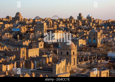 Cimetière de Mizdakhan au coucher du soleil, à Nukus, en Ouzbékistan. Banque D'Images