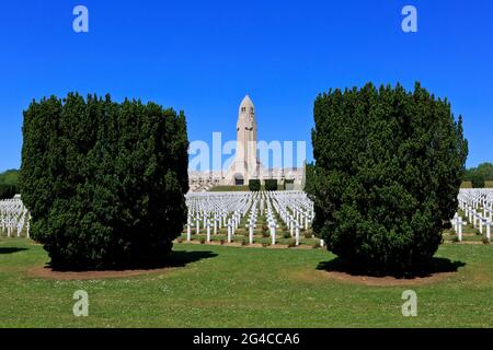 La première Guerre mondiale la nécropole nationale Douaumont Ossuary & Fleury-devant-Douaumont à Douaumont-Vaux (Meuse), France Banque D'Images