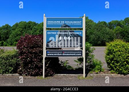 Panneau à l'entrée de la première Guerre mondiale Douaumont Ossuary à Douaumont-Vaux (Meuse), France Banque D'Images