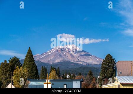 Mt. Shasta California le jour ensoleillé de l'automne et ciel bleu assis au-dessus de la petite ville Banque D'Images