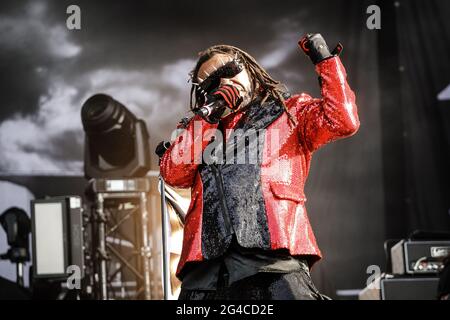 Donington Park, Leicestershire, Royaume-Uni. 20 juin 2021. Skindred se déroule en direct sur scène au Download Pilot Festival, Royaume-Uni. L'événement pilote est un festival de camping d'une capacité de 10,000 et fait partie de la deuxième phase du Programme de recherche sur les événements du gouvernement. Le premier festival de fin de semaine complet avec campeurs au Royaume-Uni depuis le confinement en mars 2020. Tout le monde sur site aura effectué un test de débit latéral avant l'entrée, aura reçu un résultat négatif et aura également effectué un test PCR. Tout le monde est autorisé à chanter, danser, et même se câlin sans masque ni distanciation sociale. Crédit : Andy Gallagher/Alay Live News Banque D'Images