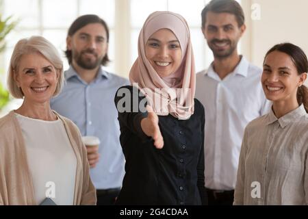 Femme d'affaires musulmane asiatique souriante avec une main longue pour se faire une poignée de main Banque D'Images