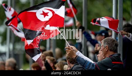 Londres, Royaume-Uni. 20 juin 2021. Les supporters de Saracens lors du championnat Greene King IPA jouent le match final Leg 2 entre Saracens et Ealing Trailfinders au stade StoneX, Londres, Angleterre, le 20 juin 2021. Photo de Phil Hutchinson. Utilisation éditoriale uniquement, licence requise pour une utilisation commerciale. Aucune utilisation dans les Paris, les jeux ou les publications d'un seul club/ligue/joueur. Crédit : UK Sports pics Ltd/Alay Live News Banque D'Images