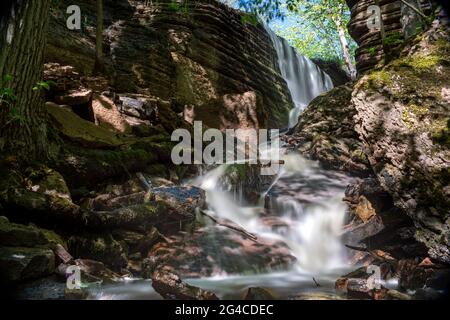 Cascade de Martorpsfallet, ruisseau en déclin dans la forêt sur roche calcaire Banque D'Images