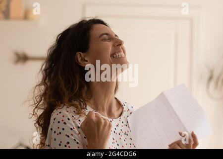 Gros plan une femme joyeuse se réjouissant du succès, tenant la lettre, a reçu des nouvelles Banque D'Images