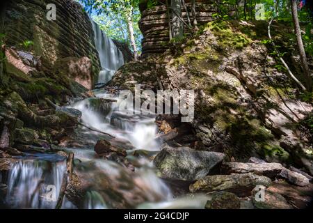 Cascade de Martorpsfallet, ruisseau en déclin dans la forêt sur roche calcaire Banque D'Images