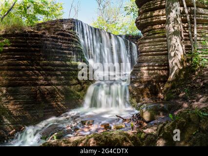 Cascade de Martorpsfallet, ruisseau en déclin dans la forêt sur roche calcaire Banque D'Images