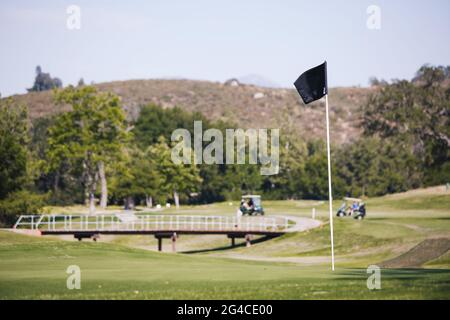 Parcours de golf - prêt de golf avec voiturettes de golf, ponts, aménagement paysager, clubs et golfeurs. Banque D'Images