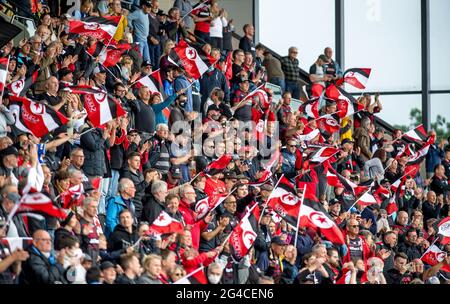 Londres, Royaume-Uni. 20 juin 2021. Les supporters de Saracens applaudissent leur équipe lors du championnat Greene King IPA Jouez au match final de la coupe 2 entre Saracens et Ealing Trailfinders au stade StoneX, Londres, Angleterre, le 20 juin 2021. Photo de Phil Hutchinson. Utilisation éditoriale uniquement, licence requise pour une utilisation commerciale. Aucune utilisation dans les Paris, les jeux ou les publications d'un seul club/ligue/joueur. Crédit : UK Sports pics Ltd/Alay Live News Banque D'Images