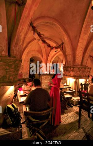 LETTONIE, RIGA, RESTAURANT ROZENGRALS AU COEUR DES VOÛTES MÉDIÉVALES (VIEILLE VILLE). LES SERVEURS SONT HABILLÉS EN COSTUME HISTORIQUE Banque D'Images