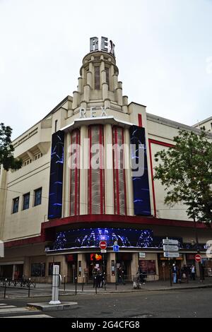 Paris, France - 25 octobre 2019 : vue sur le cinéma 'le grand Rex' depuis la rue. Cet endroit est très célèbre, et il y a aussi du théâtre. Banque D'Images