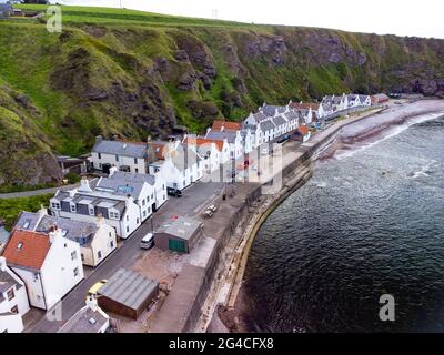 Vue aérienne du drone du village de Pennan sur la côte de Moray Firth dans l'Aberdeenshire, Écosse, Royaume-Uni Banque D'Images