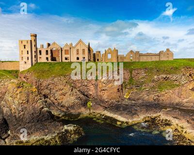 Vue aérienne du drone du château de Slains sur les falaises près de Cruden Bay dans Aberdeenshire, Écosse, Royaume-Uni Banque D'Images