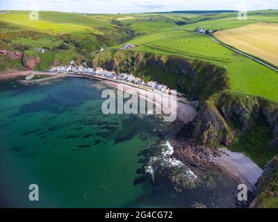 Vue aérienne du drone du village de Pennan sur la côte de Moray Firth dans l'Aberdeenshire, Écosse, Royaume-Uni Banque D'Images