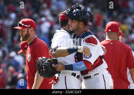Washington, États-Unis. 20 juin 2021. Alex Avila, le catcher des ressortissants de Washington, hale son coéquipier Yan Gomes après la victoire des nationaux contre les mets de New York au Nationals Park à Washington, DC, le dimanche 20 juin 2021. Photo de Caroline Brehman/UPI crédit: UPI/Alay Live News Banque D'Images