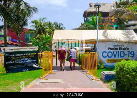 Avis public d'une zone de contagion Covid à haut risque dans la zone hôtelière de Cancun Mexique, Banque D'Images